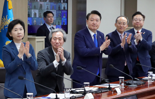 윤석열 대통령과 중대본 위원들이 11일 서울 용산 대통령실 청사에서 열린 코로나19 중앙재난안전대책본부 회의에서 코로나19 방역 최전선에서 활약한 의사, 간호사, 간호조무사 등 보건 의료진에게 격려의 박수를 보내고 있다. 대통령실통신사진기자단=연합뉴스
